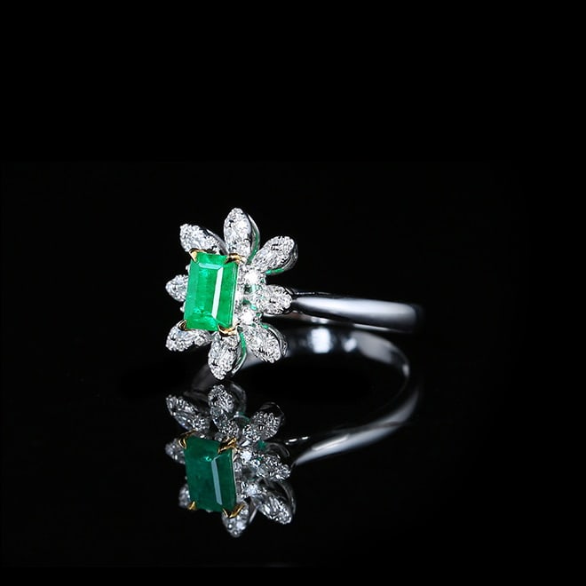 14k Gold 0.82 Ctw Vivid Green Natural Emerald & Diamond Ring - 2