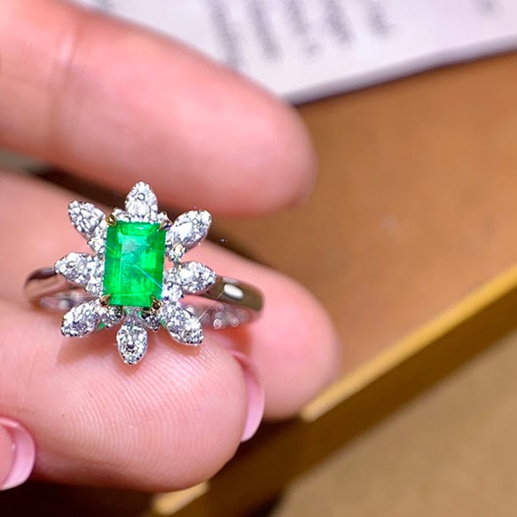 14k Gold 0.82 Ctw Vivid Green Natural Emerald & Diamond Ring - 6