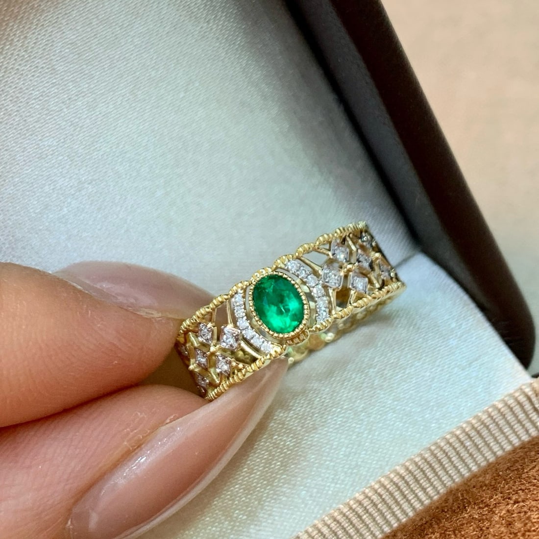 14k Gold 0.32 Ctw Vivid Green Natural Emerald & Diamond Ring - 3