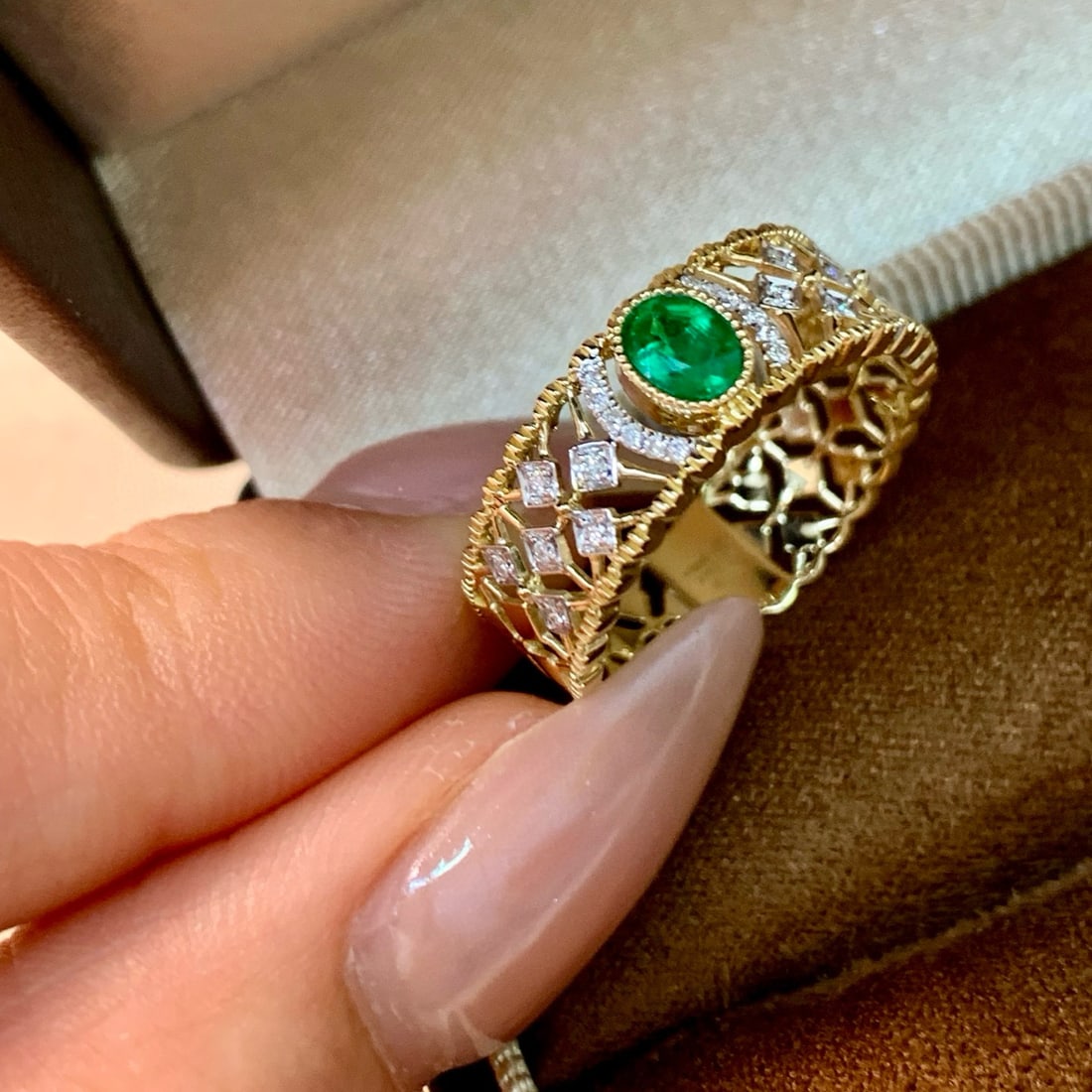 14k Gold 0.32 Ctw Vivid Green Natural Emerald & Diamond Ring - 4