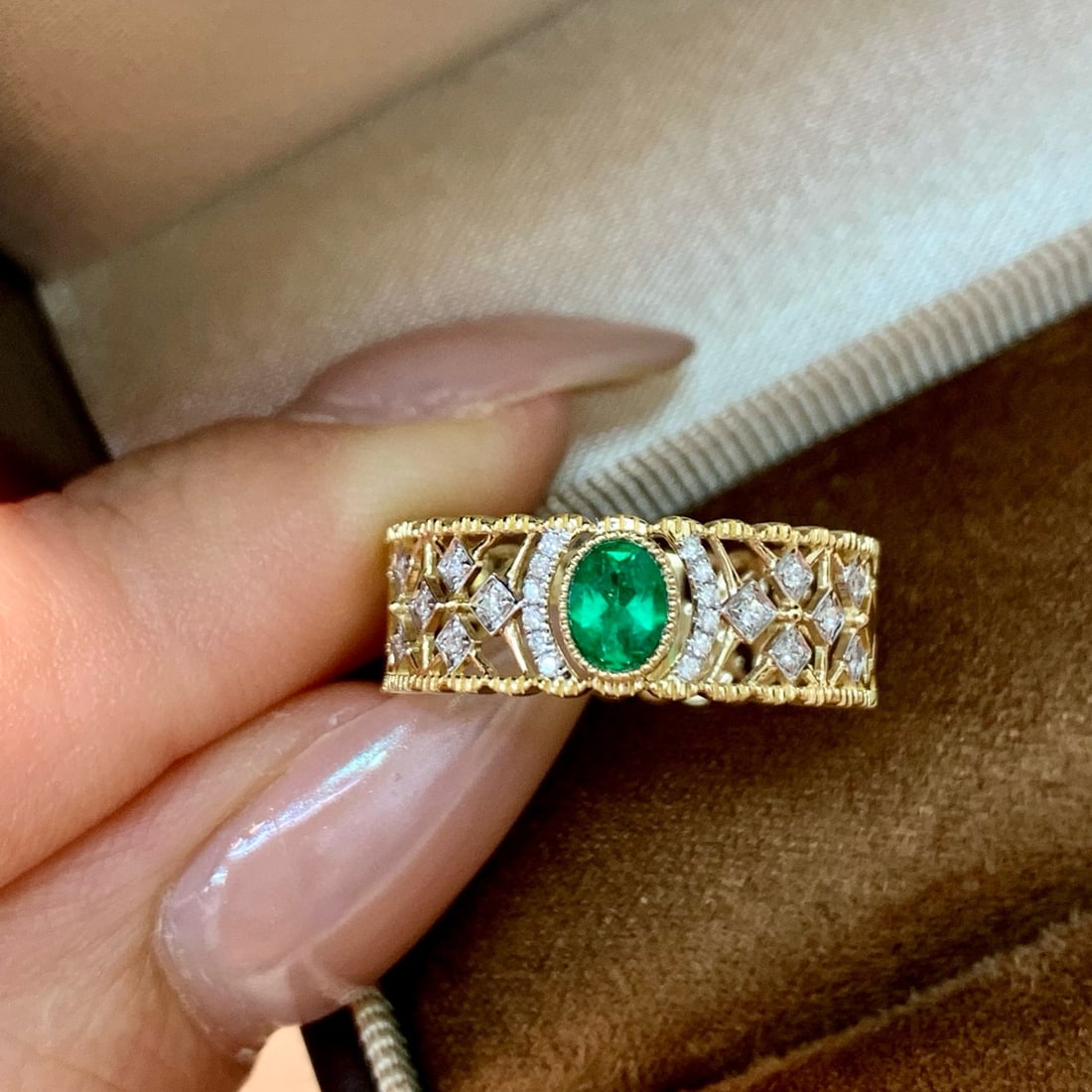 14k Gold 0.32 Ctw Vivid Green Natural Emerald & Diamond Ring - 5