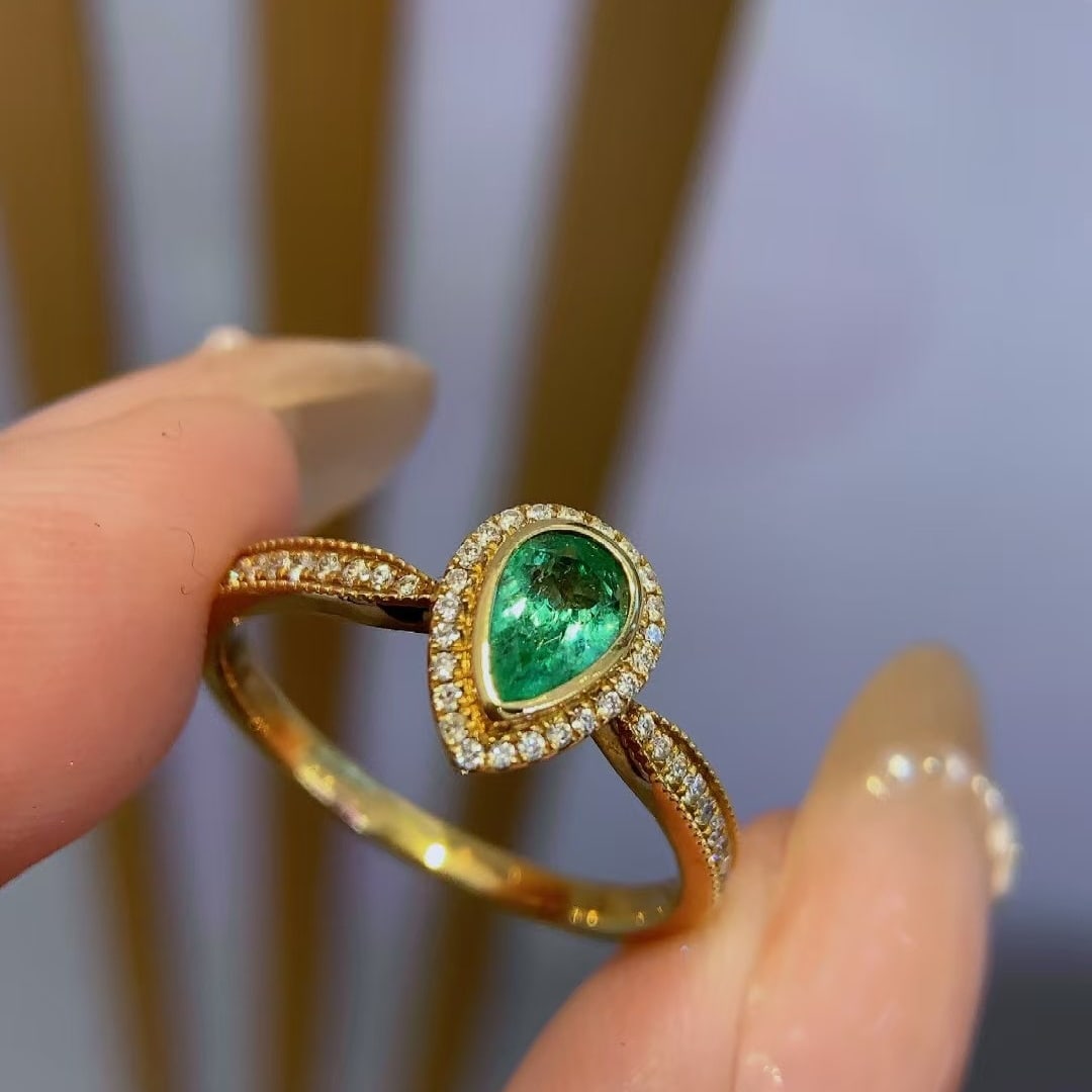 14k Gold 0.54 Ctw Natural Emerald & Diamond Ring: Ref:230978179 // gold content:14k gold // ring size:7. 25us // // main gemstone:emerald // shape:pear // carat weight:0. 39ct // color:green // treatment:natural // // adjacent gemstone 2 : diamond //