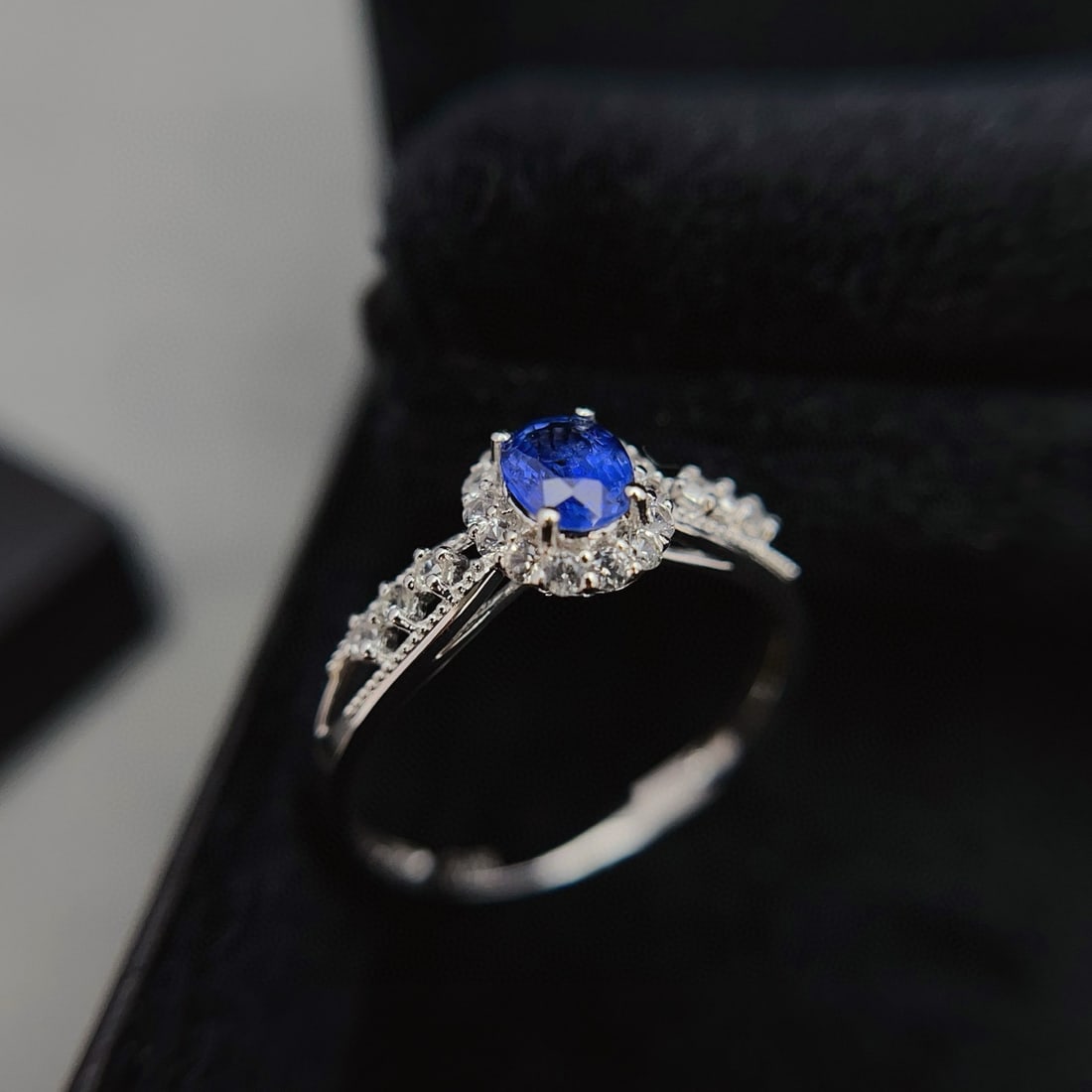 14k Gold 0.55 Ct Natural Sapphire & Sapphire Ring - 3