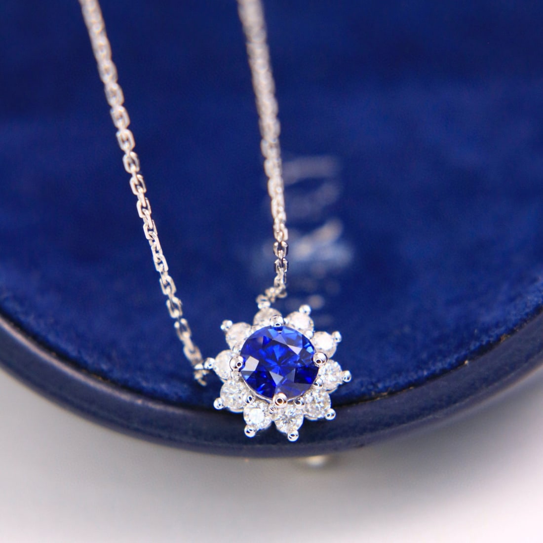 14k Gold 1.21 Ctw Natural Sapphire & Diamond Necklace: Ref:230978203 // gold content:14k gold // main gemstone:sapphire // shape:oval // carat weight:0. 9ct // color:royal blue // treatment:natural // // adjacent gemstone 2 : diamond // shape:round //