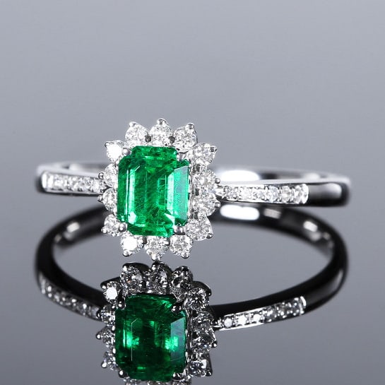 14k Gold 0.73 Ctw Vivid Green Natural Emerald & Diamond Ring - 2