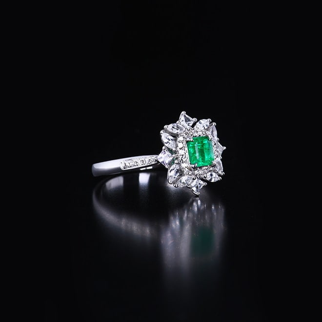 14k Gold 0.64 Ctw Vivid Green Natural Emerald & Diamond Ring - 3
