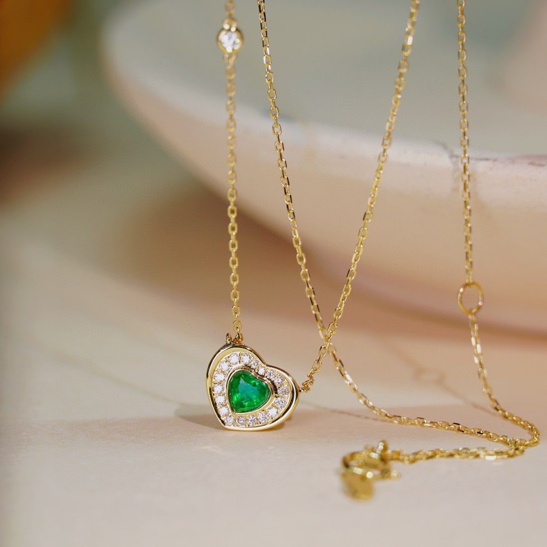 14k Gold 0.25 Ctw Vivid Green Natural Emerald & Diamond Necklace: Ref:230978418 // gold content:14k gold // main gemstone:emerald // shape:heart // carat weight:0. 14ct // color:vivid green // treatment:natural // // adjacent gemstone 2 : diamond // shape:round //