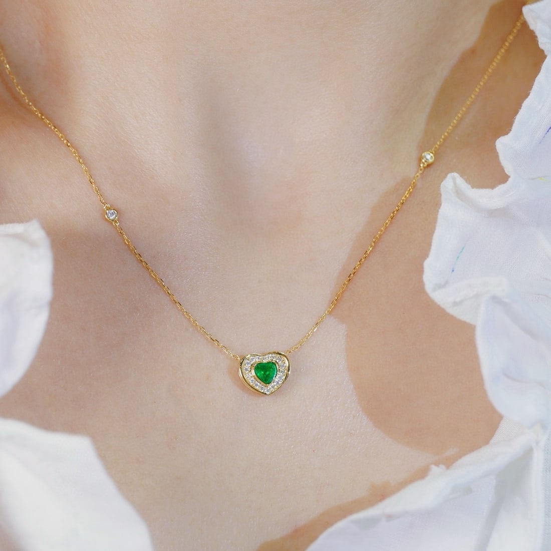 14k Gold 0.25 Ctw Vivid Green Natural Emerald & Diamond Necklace - 6
