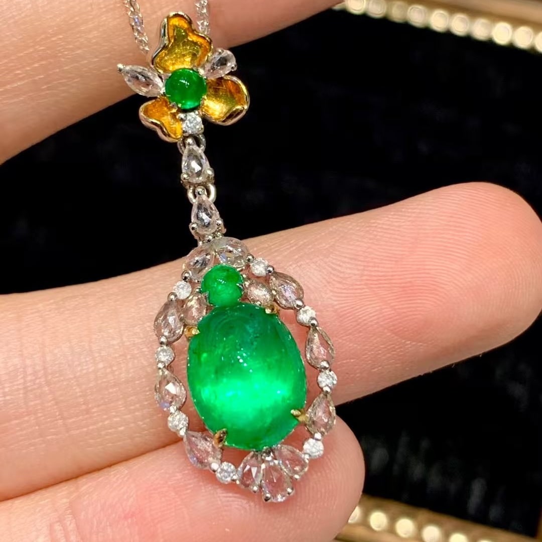 14k Gold 2.7 Ct Vivid Green Natural Emerald & Diamond & Sapphire Pendant( Without Chain ): Ref:230978387 // gold content:14k gold // main gemstone:emerald // shape:oval // carat weight:2. 7ct // color:vivid green // treatment:natural // // adjacent gemstone 2 : diamond // shape:round // cla