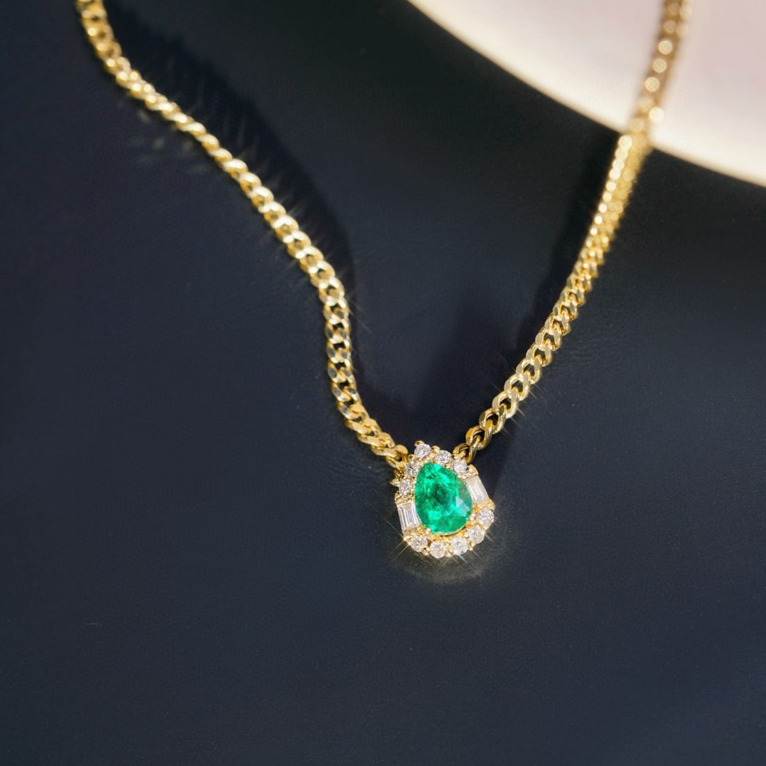 14k Gold 0.44 Ctw Natural Emerald & Diamond Necklace - 2