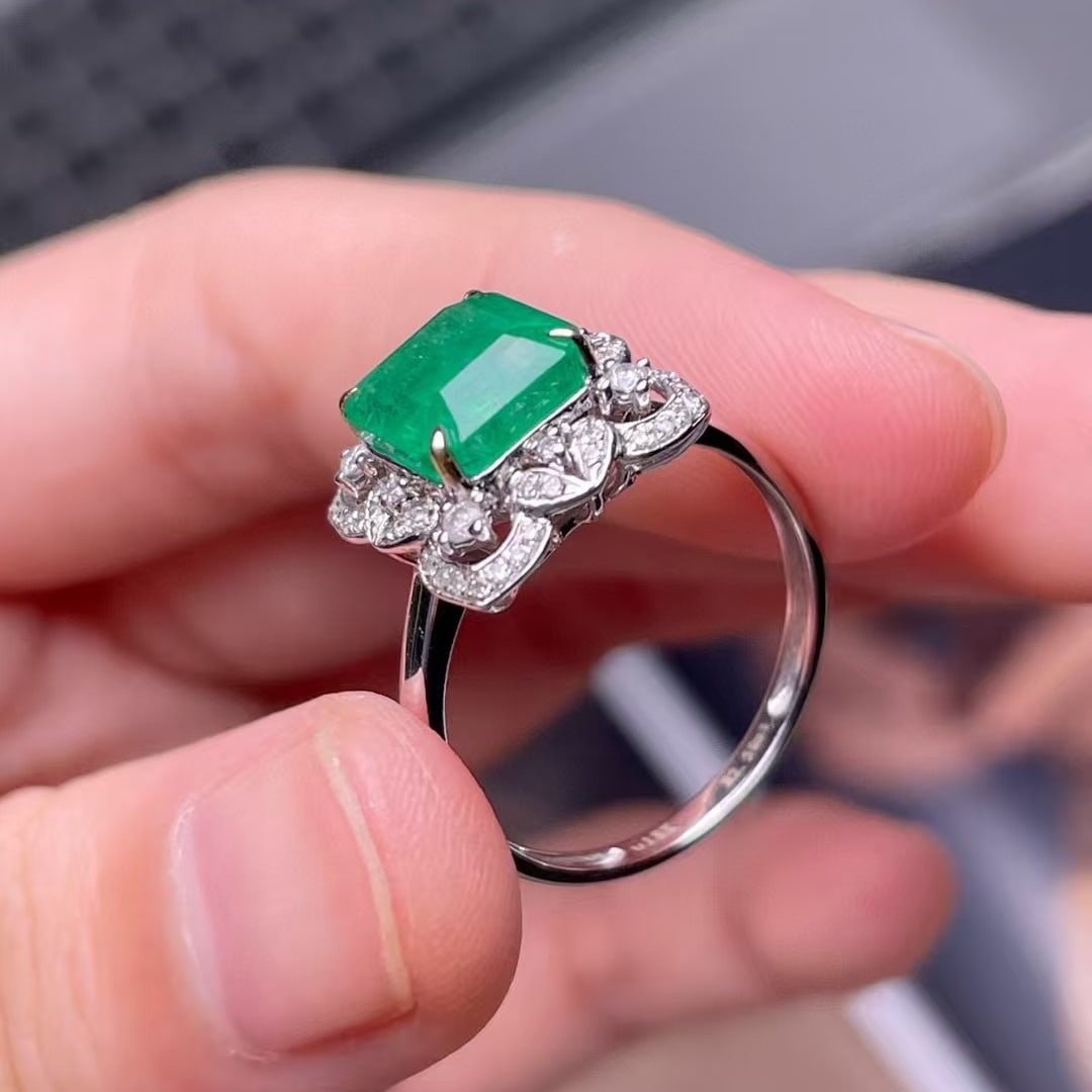 14k Gold 2.5 Ct Natural Emerald & Diamond Ring - 2