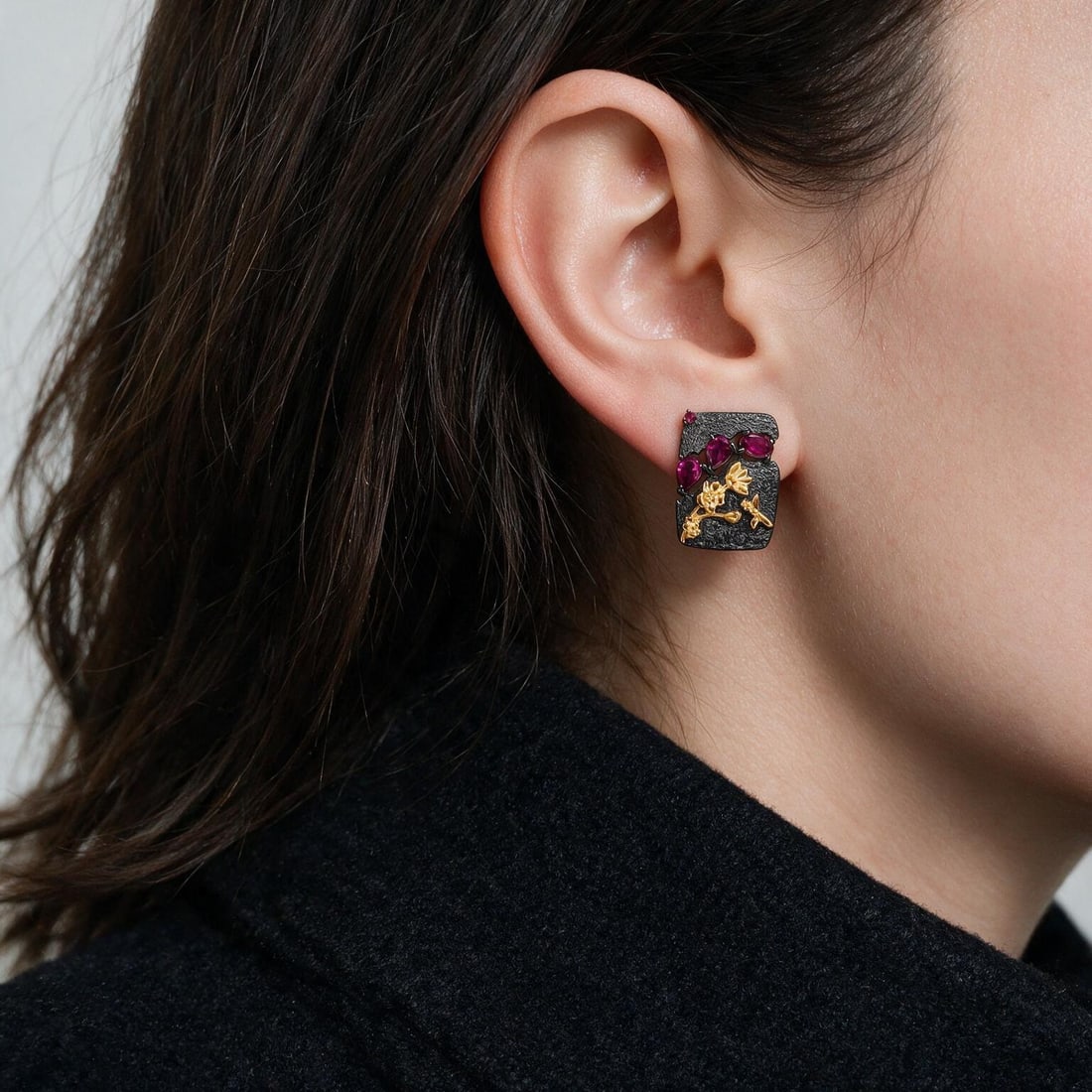 925 Sterling Silver Natural Rhodolite Garnet Earrings: Ref:260821098 // gold content:925 sterling silver // main gemstone:rhodolite garnet // shape:multiple // carat weight: // color:red // treatment:natural // Condition: New Low Estimate: 450.00 High
