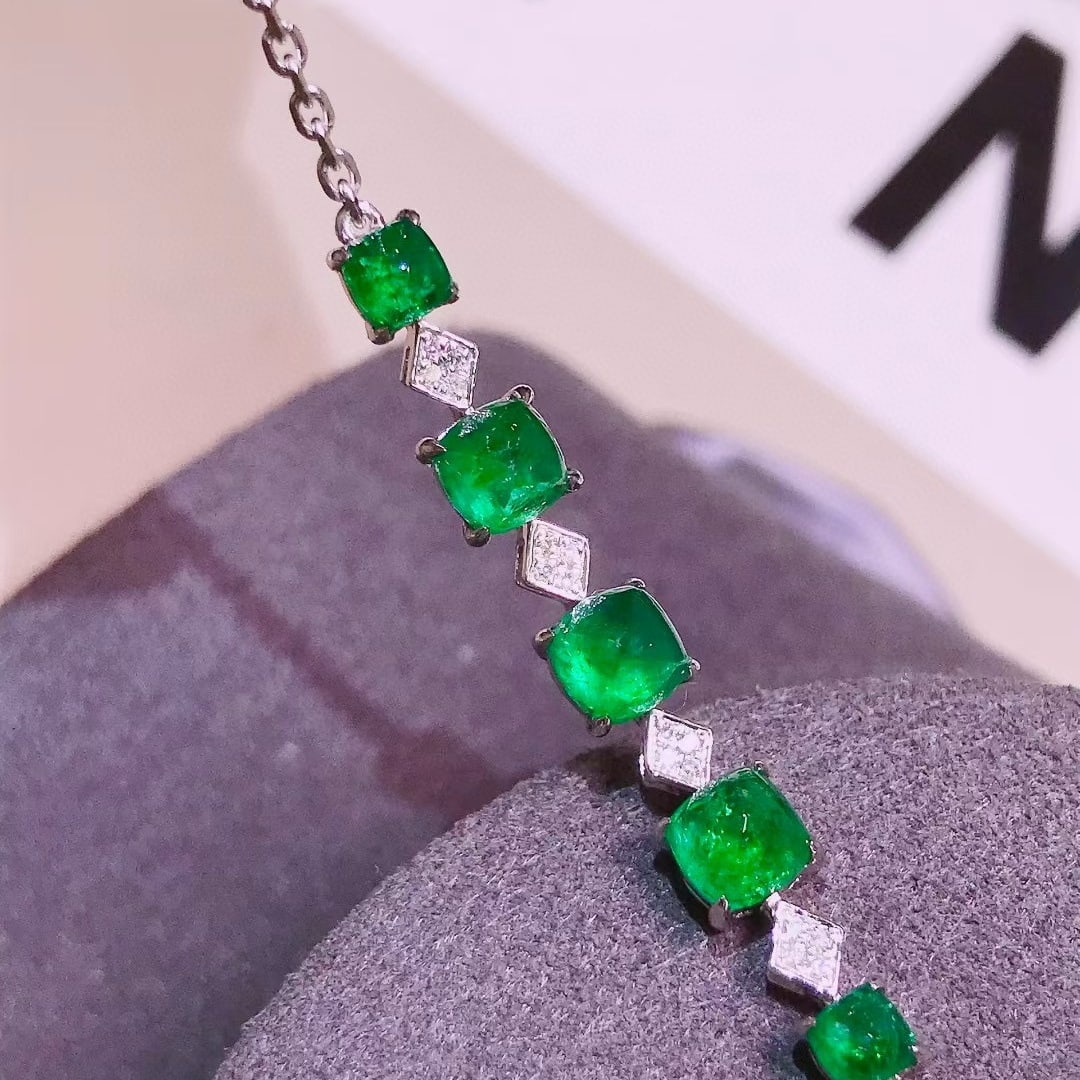 14k Gold 2.4 Ct Vivid Green Natural Emerald & Diamond Bracelet: Ref:231076134 // gold content:14k gold // main gemstone:emerald // shape:sugar-loaf // carat weight:2. 4ct // color:vivid green // treatment:natural // // adjacent gemstone 2 : diamond // number of
