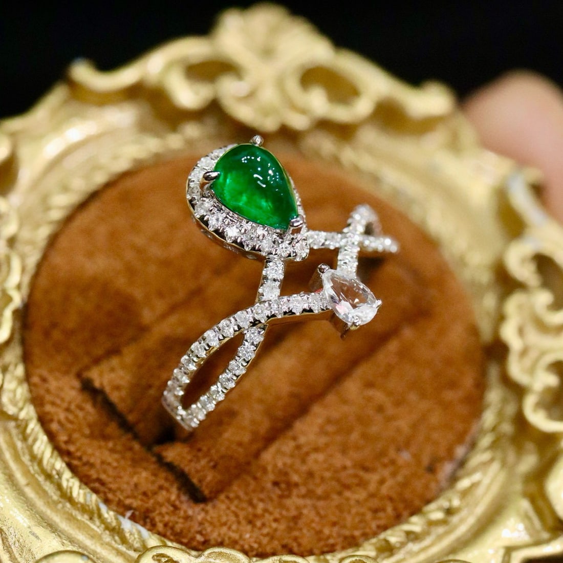 14k Gold 0.81 Ctw Vivid Green Natural Emerald & Diamond Ring: Ref:231076321 // gold content:14k gold // ring size:7. 25us // // main gemstone:emerald // shape:pear // carat weight:0. 56ct // color:vivid green // treatment:natural // // adjacent gemstone 2 :