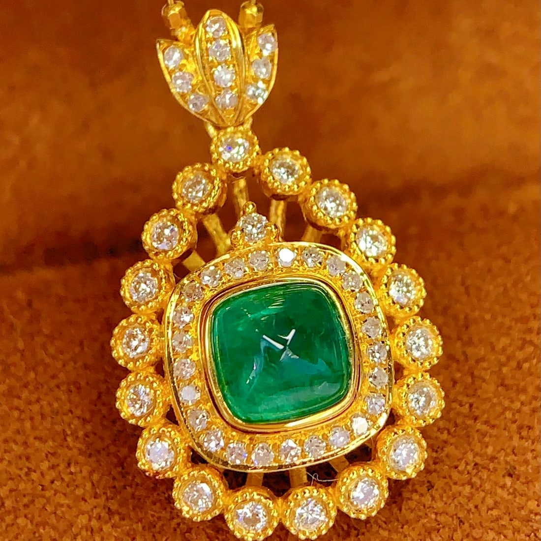 14k Gold 1.2 Ct Vivid Green Natural Emerald & Diamond Pendant( Without Chain ): Ref:231106272 // gold content:14k gold // main gemstone:emerald // shape:sugar-loaf // carat weight:1. 2ct // color:vivid green // treatment:natural // // adjacent gemstone 2 : diamond // number of