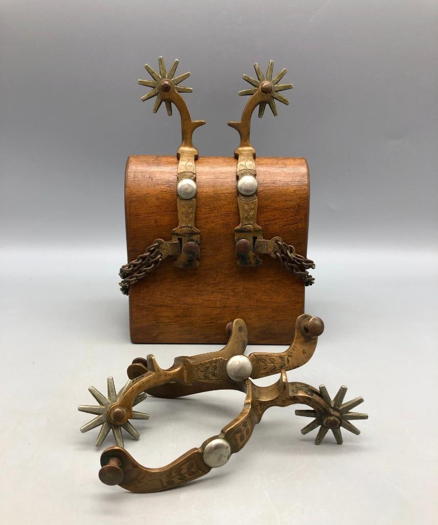 A Pair Of North And Judd And A Pair Of Buermann Hercules Spurs: Available here for your consideration are a pair of North and Judd and a pair of Buermann Hercules bronze spurs. The two pair of antique spurs are sparingly decorated with leafed branches engraved in