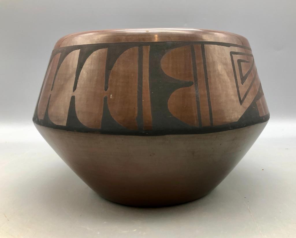 Carlos Sunrise Dunlap - San Ildefonso Pueblo Pot: Offered here for your consideration is a Carlos Sunrise Dunlap, Jr. of San Ildefonso Pueblo pot. This beautiful pot is a larger size and has a traditional design that is brown on brown, which is the c