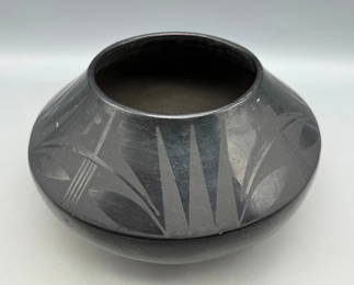 Single Signature Marie San Idelfonso Pot