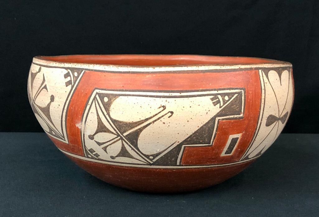 1970s Zia Pueblo Pot: Presented here for your consideration is a 1970s Zia Pueblo pot. This lovely pot is classically decorated in black and white on buff. Zia Pueblo is one of the smaller of the 19 New Mexico Pueblos, but