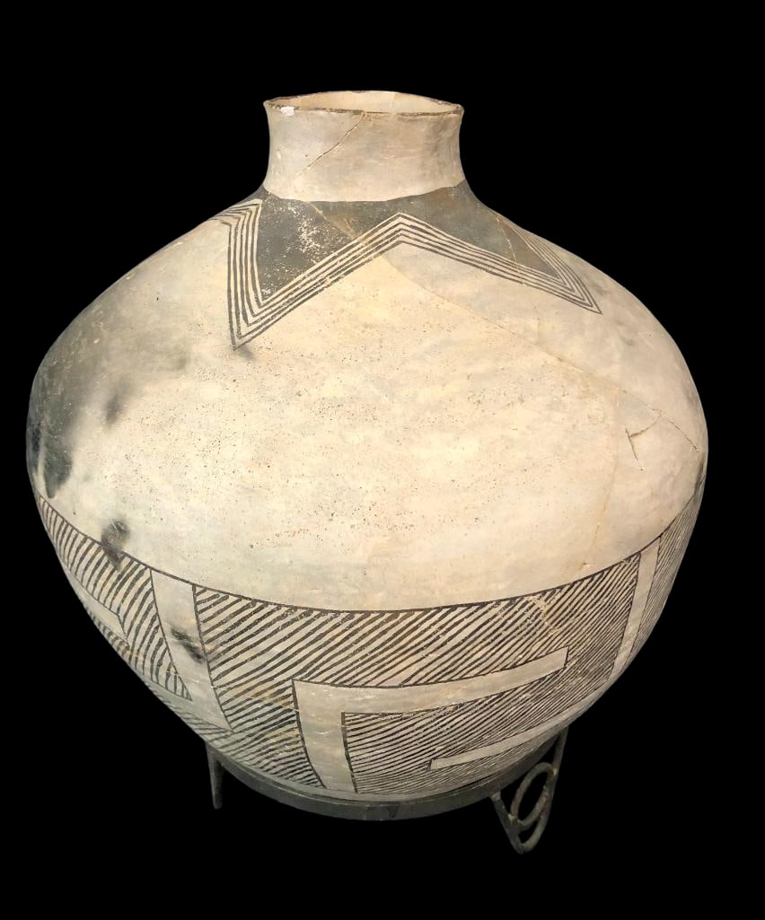 Large Anasazi Pottery Olla (1 of 10)