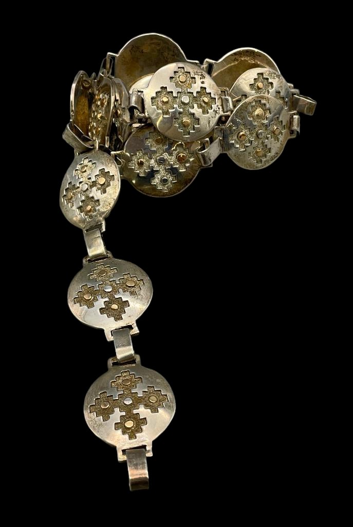 Sterling Silver Concho Belt With 14K Gold Accent By Anthony Nelson: Offered here for your consideration is a sterling silver concho belt with 14K gold accent by Anthony Nelson. The belt has 16 conchos and one buckle each with a sterling silver overlay cross design acc