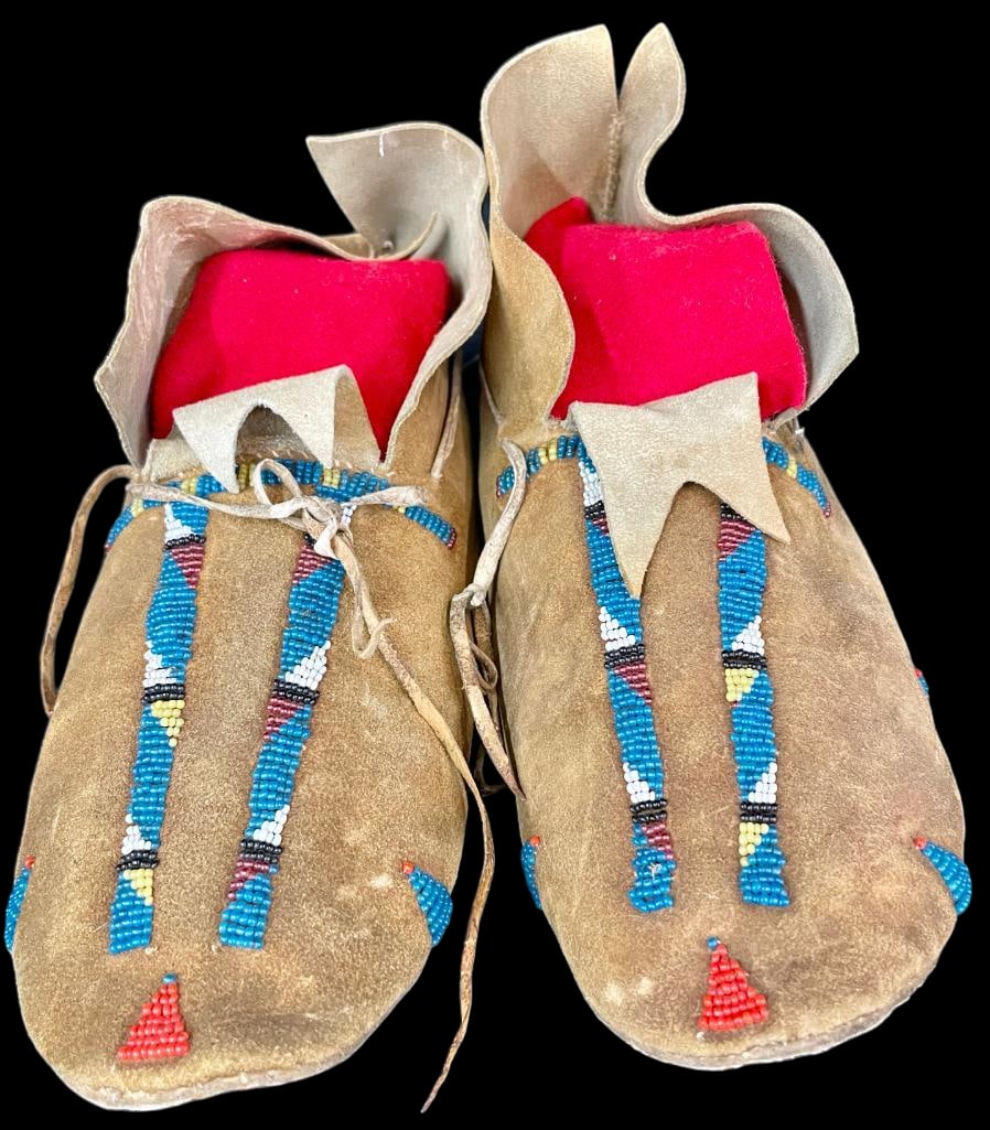 Vintage Cheyenne Beaded Moccasins (1 of 7)