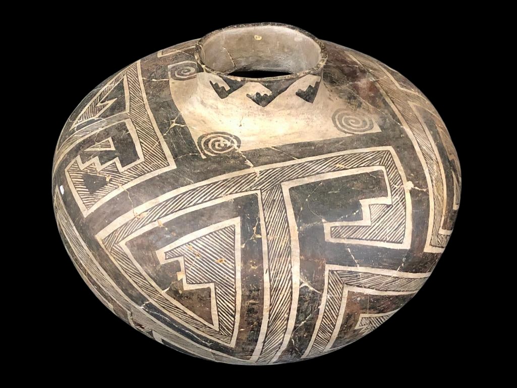 Large Anasazi Black On White Pottery Olla (1 of 16)