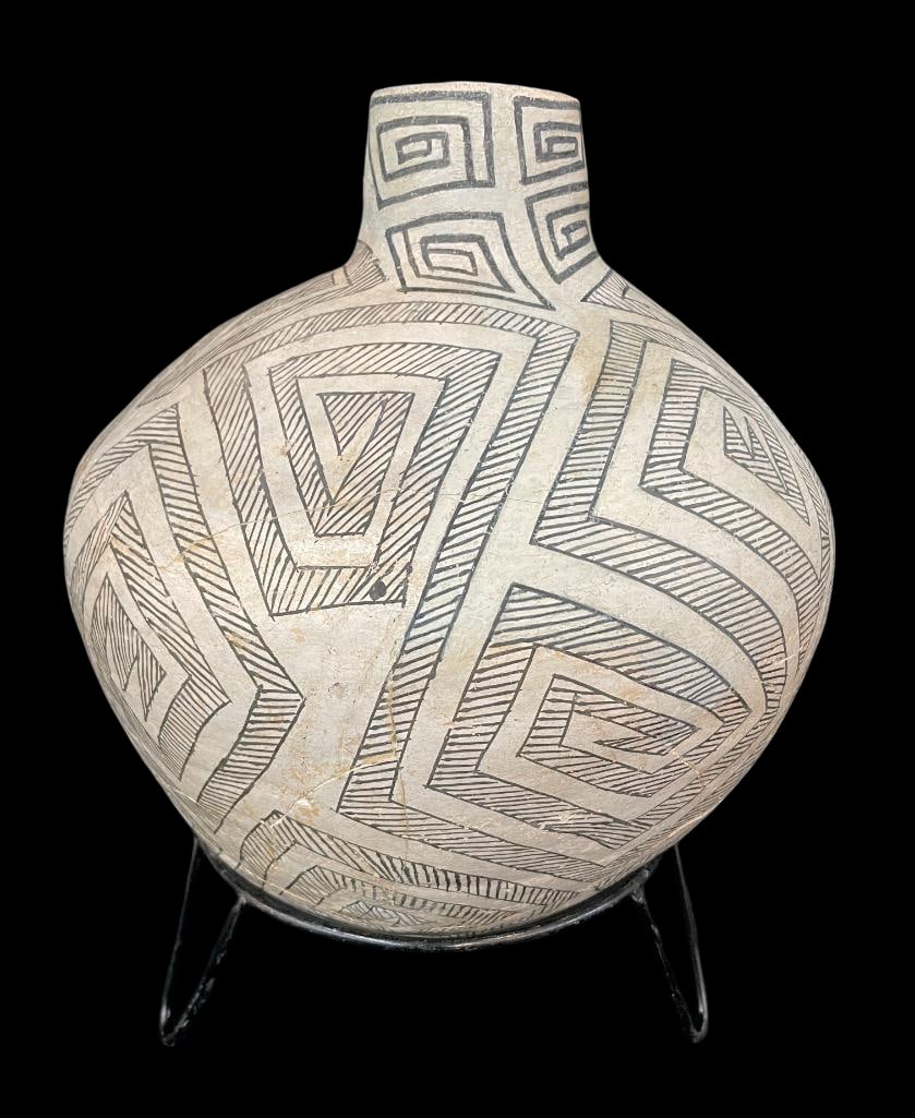 Large Chaco Black On White Pottery Olla (1 of 12)