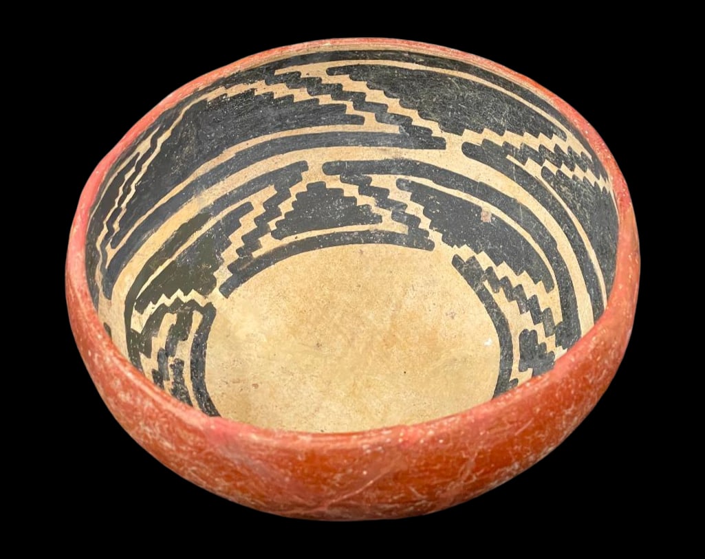 Gila Polychrome Pottery Bowl: Offered here for your consideration is a Gila polychrome pottery bowl. The bowl has an undecorated red slip exterior, but a stunningly and fully decorated interior featuring swirling and slashing desi