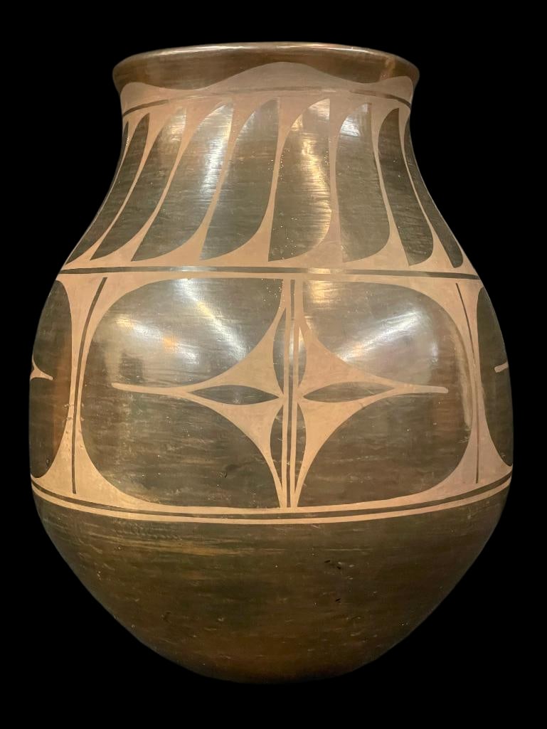 Large Santo Domingo Black On Black Pottery Olla By V. Aguilar (1 of 11)