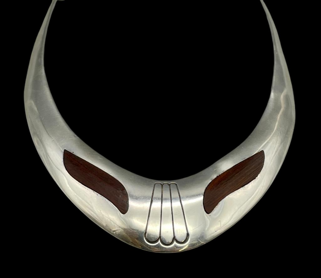 Unique Kenneth Begay Inlay Choker Necklace: Offered here for your consideration is a unique Kenneth Begay inlay choker necklace. This amazing sterling silver choker necklace features a smooth silver graduated neckline with an open back. Along t