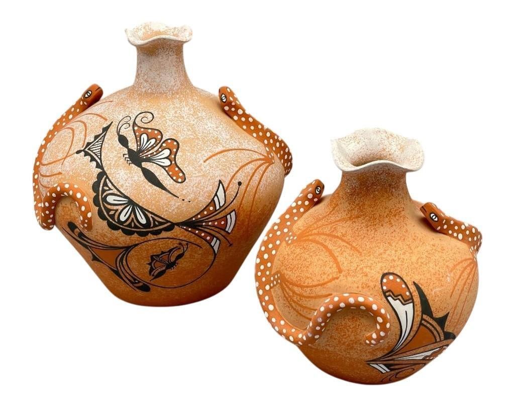 Two Zuni Lizard Pots By Tony Lorenzo: Offered here for your consideration are two Zuni lizard pots by Tony Lorenzo. These pots are one of a kind pieces of art. Both have a fluted edge around the top and speckled paint in a natural buff an