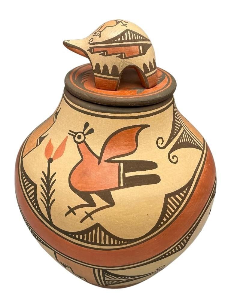 Exquisite Zia Lidded Pot By Elizabeth Medina: Offered here for your consideration is an exquisite Zia lidded pot by Elizabeth Medina. Elizabeth Medina has won many awards for her pottery and is considered to be one of the finest potters working a