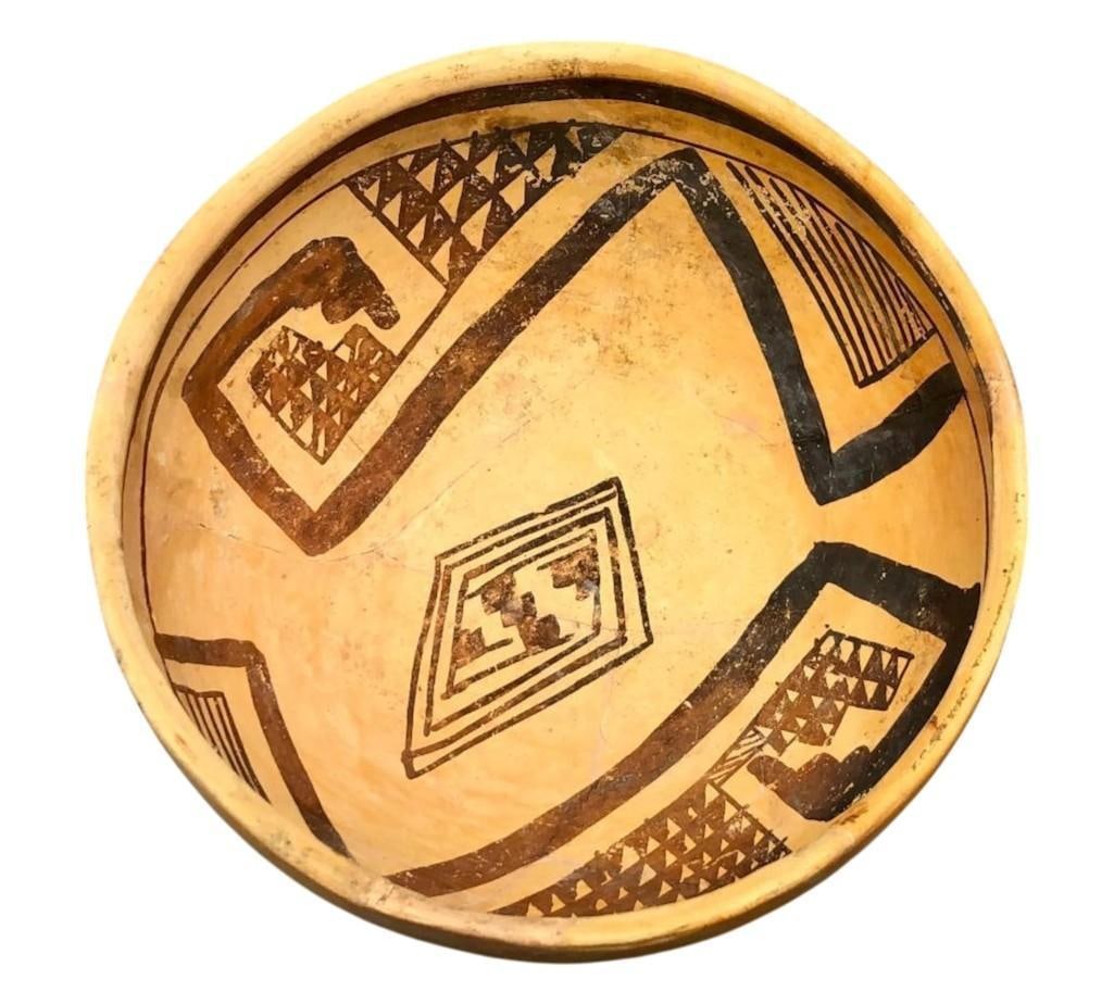 Jeddito Black On Yellow Pottery Bowl: Offered here for your consideration is a Jeddito black on yellow pottery bowl. This bowl is decorated on the interior with chevrons, diamonds and step designs. There is a solid line around the bowl ne