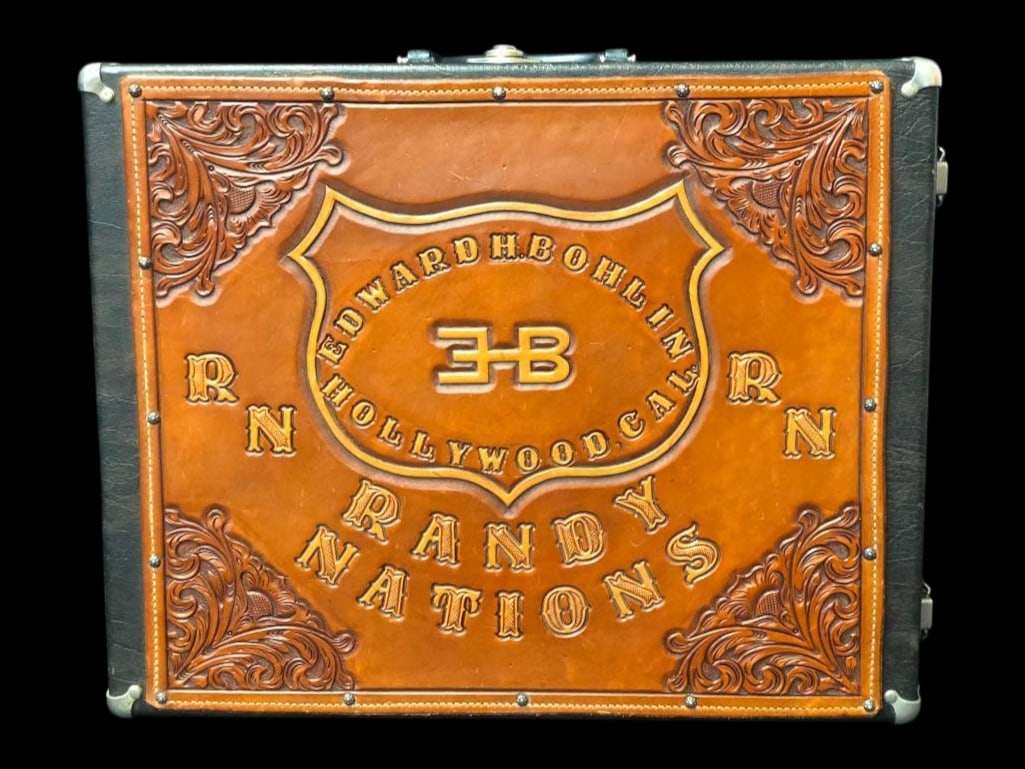 Edward Bohlin Traveling Salesman Case With Bohlin Product: Offered here for your consideration is an Edward Bohlin traveling salesman case with some Bohlin products inside. This nice case contains a variety of Bohlin buckles and accessories to dress up your b