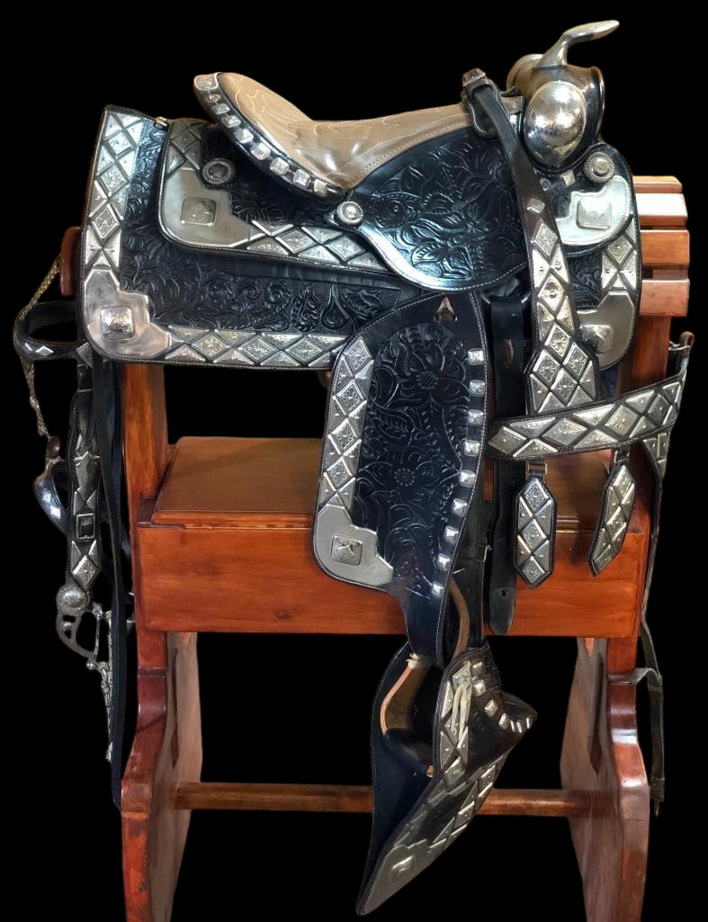 Vintage Parade Saddle With Breastcollar And Headstall (1 of 20)
