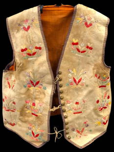 Late 1800s Quilled Vest With Hanging Display: Offered here for your consideration is a circa late 1800s quilled vest with a hanging display. This is a tanned leather vest lined with orange trade cloth and a black leather trade cloth back. The art