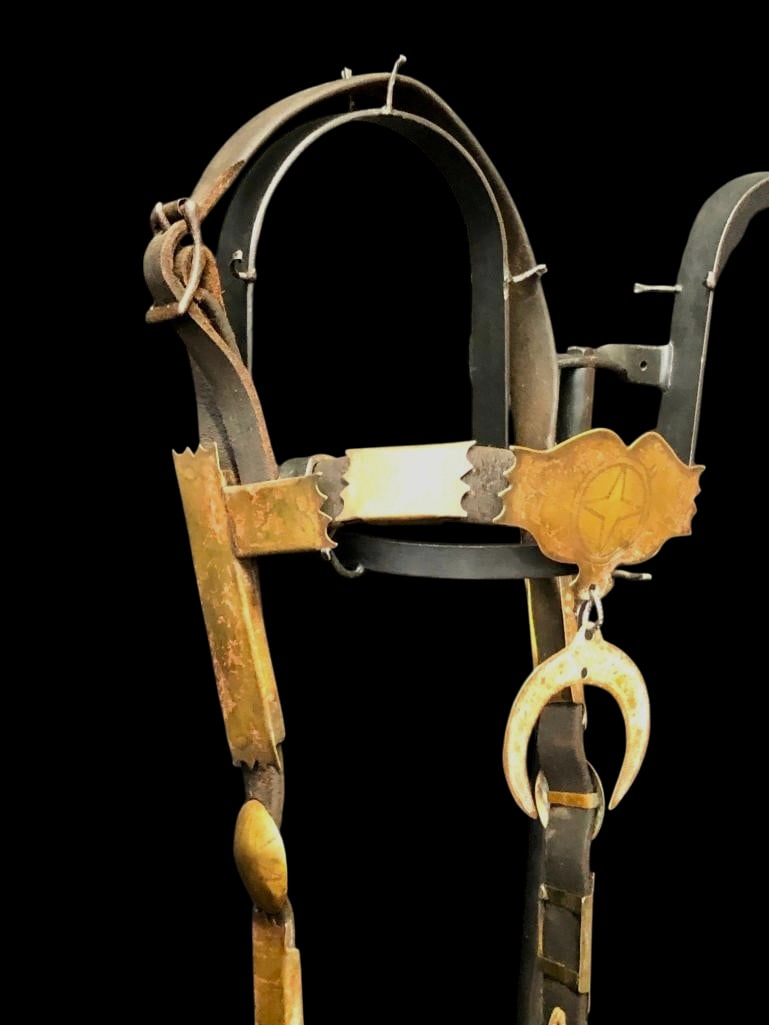 Antique Plains Rocker Engraved Bridle With Ring Bit: Offered here for your consideration is an antique Plains style rocker engraved bridle with ring bit on it. This bridle features brass accents and a hand-forged ring bit. The leather is old, and appear