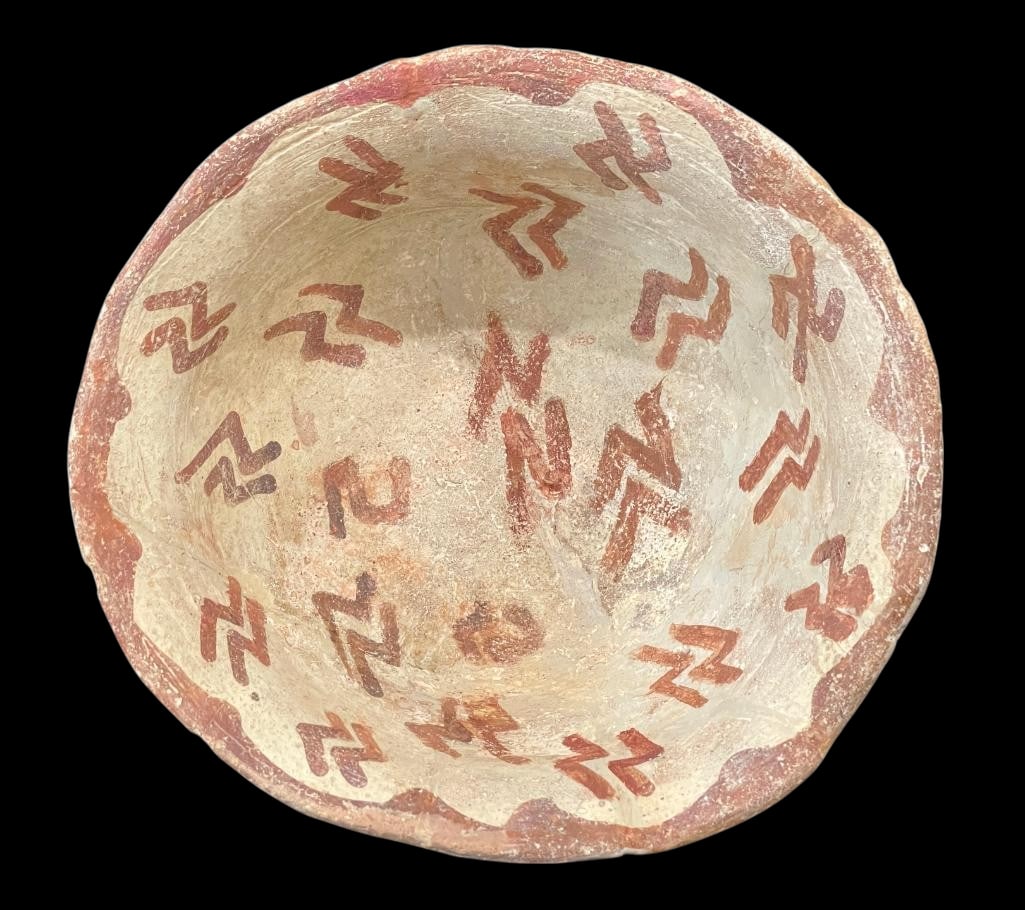 Prehistoric Hohokam Pottery Bowl: Offered here for your consideration is a prehistoric Hohokam pottery bowl. Hohokam pottery is renowned for its distinctive buff or brown color and geometric red-on-buff designs. This bowl features the