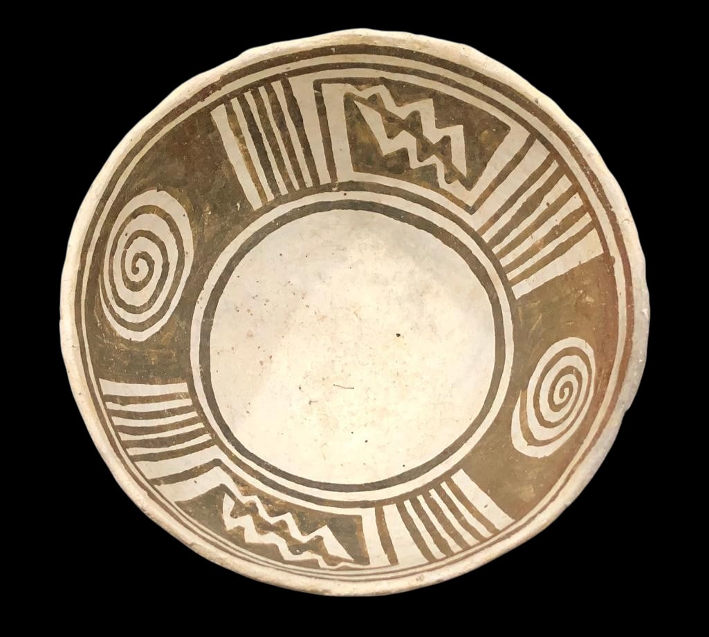 Snowflake Black On White Pottery Bowl: Offered here for your consideration is a Snowflake black on white pottery bowl. This bowl features white on the outside and is decorated on the inside with black on white designs. The Snowflake name r