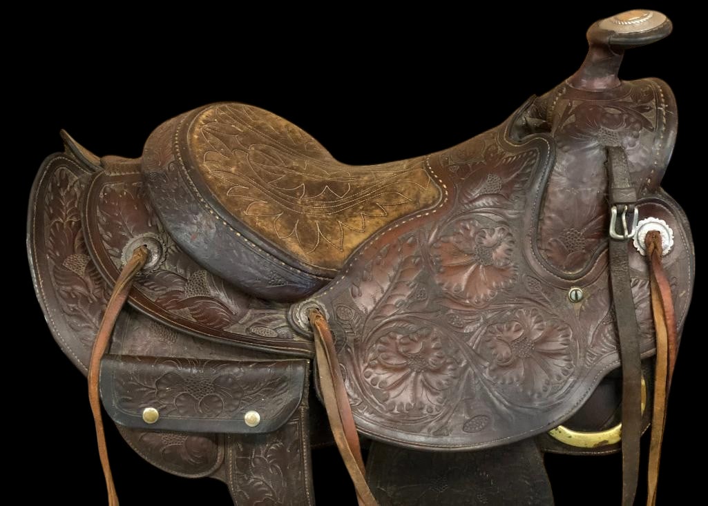 Vintage Olsen-Nolte Saddle From The Russell Henderson Collection: Offered here for your consideration is a vintage Olsen-Nolte saddle from the Russell Henderson Collection. This saddle has a silver and gold horn cap with a horsehead design. This saddle also has a bu