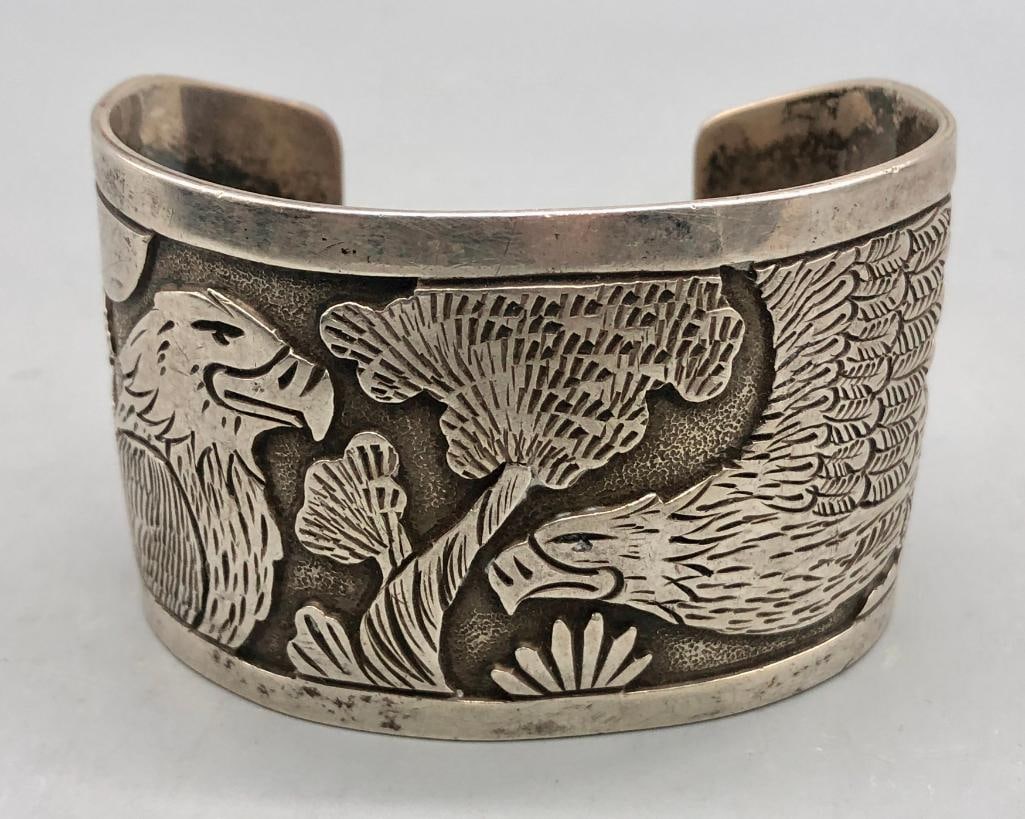 Becenti Sterling Silver Storyteller Bracelet (1 of 12)