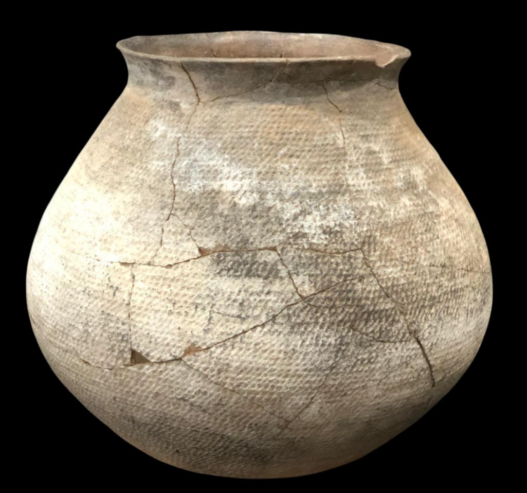 Prehistoric Anasazi Corrugated Pot: Offered here for your consideration is a prehistoric Anasazi corrugated pot. According to information that came with it, this pot was found in Northern Arizona in the late 1980s. This pot exhibits the