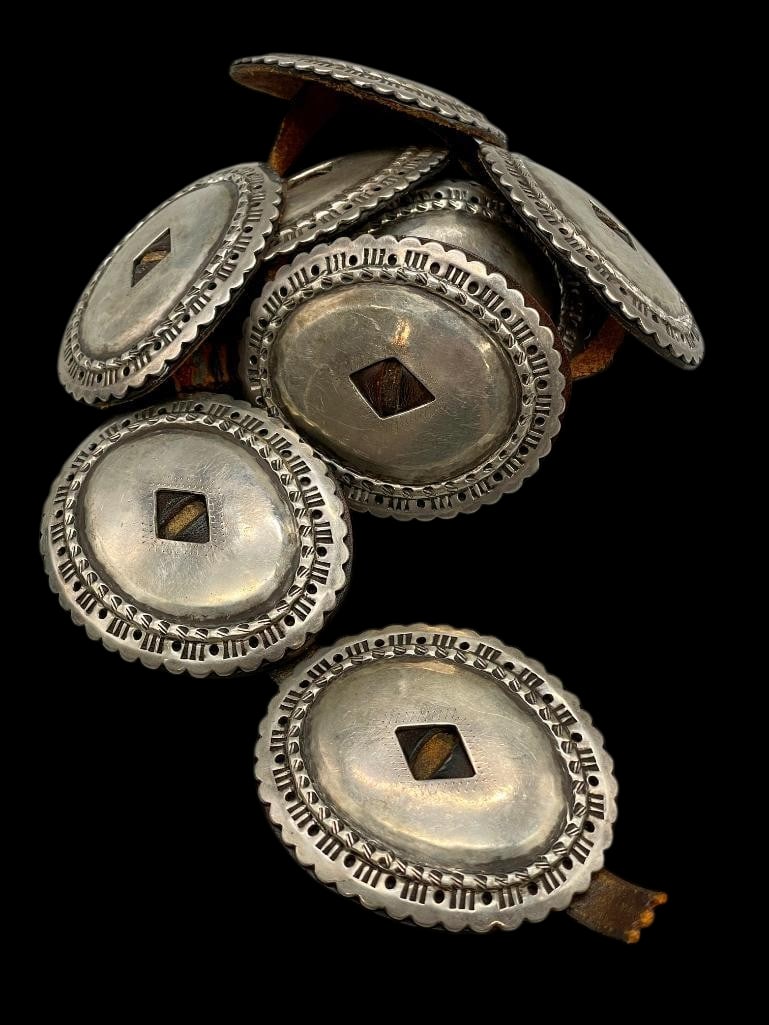 Antique First Phase Style Concho Belt Circa 1920s To 1930s: Offered here for your consideration is an antique first phase style concho belt circa 1920s to 1930s. The belt features eight large silver conchos with scalloped edges and hand stamped designs. Each w