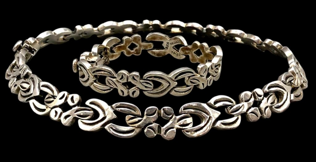 Sterling Silver Choker And Bracelet Taxco - Mexico: Offered here for your consideration is a sterling silver choker and bracelet set from Taxco, Mexico. This set features linked sterling silver pieces arranged in a repeating pattern. Both are finished
