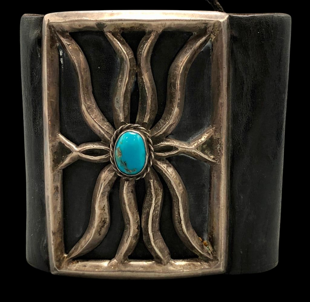 Vintage Sterling Silver And Turquoise Ketoh: Offered here for your consideration is a vintage sterling silver and turquoise ketoh. The central silver plate features an oval turquoise cabochon set in a smooth silver bezel accented with twisted wi