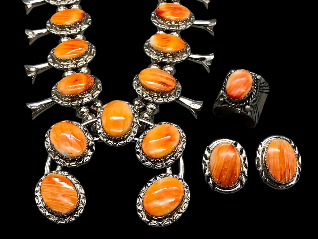 Sterling Silver And Spiny Oyster Squash Blossom Necklace With Ring And Earrings: Offered here for your consideration is a sterling silver spiny oyster and squash blossom necklace with ring and earrings. The necklace features a two wire naja highlighted with five spiny oyster caboc