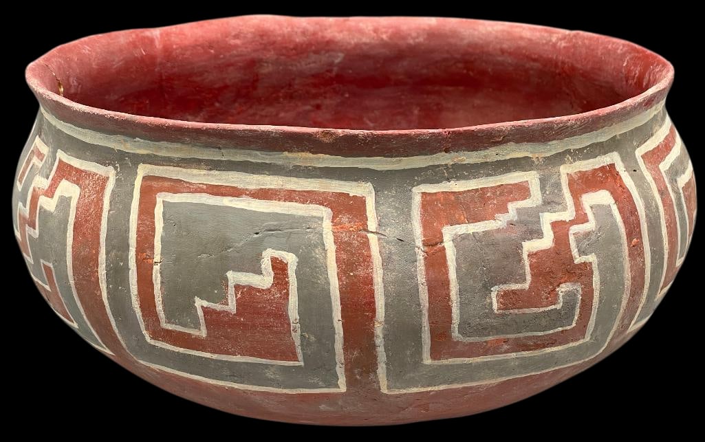 Large Tonto Polychrome Pottery Bowl: Offered here for your consideration is a large Tonto polychrome pottery bowl. Tonto Polychrome pottery is a variant of the Roosevelt/Salado polychrome tradition. It is distinguished by the incorporati