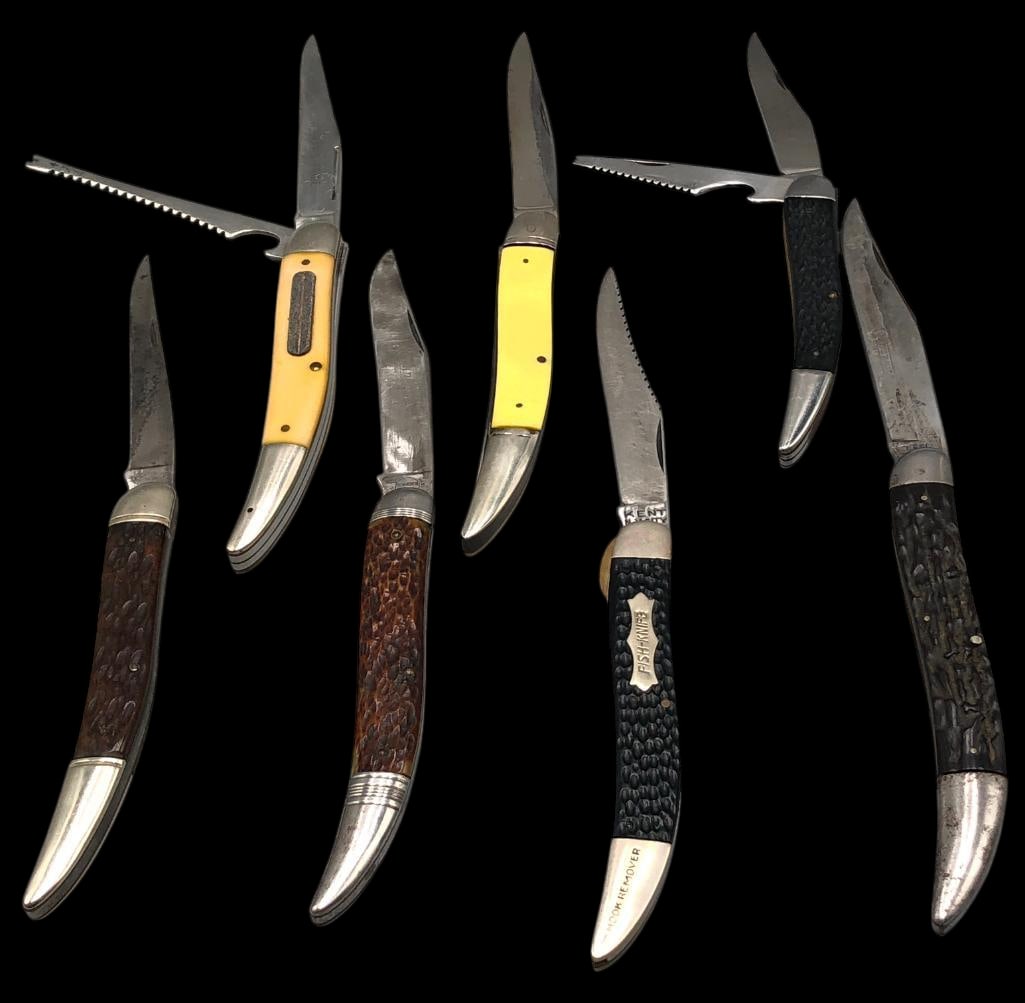 Seven Vintage Fisherman Knives: Offered here for your consideration is a group of seven vintage fisherman-style folding knives. This group includes multi blade examples, serrated blade forms and one incorporating a built in fish sca