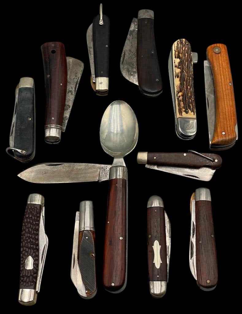 12 Vintage Miscellaneous Folding Knives: Offered here for your consideration is a group of 12 vintage folding knives in various handle styles including wood, composite, jigged bone and synthetic types. This group offers multiple utility patt